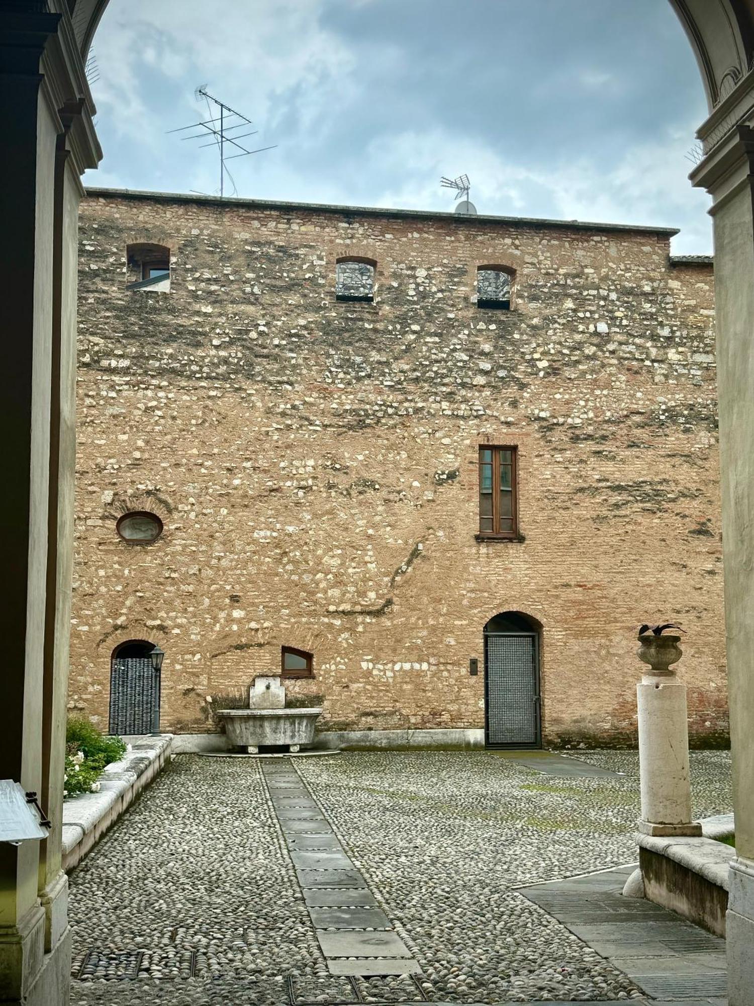 Dimora Legnazzi_A Gem In The Heart Of Brescia Lägenhet Exteriör bild